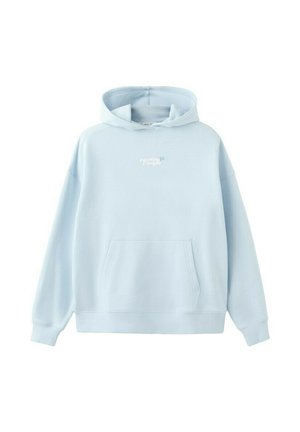 Sudadera con capucha de color azul claro, con bolsillo frontal tipo canguro y pequeño logo de texto blanco centrado en el pecho.