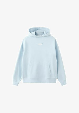 Svetlo modra jopa s kapuco, sprednji žep v slogu kenguruja in majhen bel napisni logotip na sredini prsnega koša.