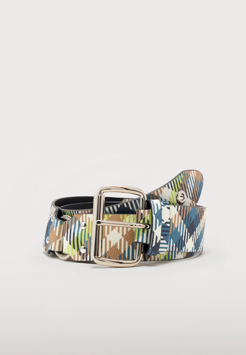 Φαρδιά ζώνη με ασημένια μεταλλική αγκράφα, διακοσμημένη με πολύχρωμο γεωμετρικό μοτίβο σε αποχρώσεις μπλε, καφέ, πράσινου και λευκού.
