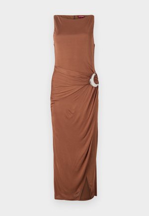 Robe maxi sans manches marron avec un accent argenté rond à la taille et des détails drapés, comportant une fente sur le côté pour faciliter les mouvements.