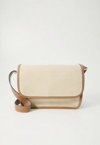 Beige canvas crossbodytas met bruine leren accenten en een flapsluiting. Heeft een lange schouderband en een gestructureerde rechthoekige vorm.