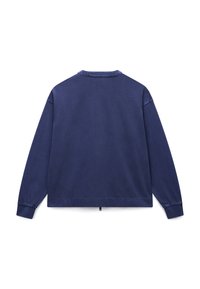 Μπλε σκούρο φούτερ κατασκευασμένο από απαλό ύφασμα με άνετη εφαρμογή. Διαθέτει μακριά μανίκια, στρογγυλή λαιμόκοψη και χαμηλό τελείωμα με μικρή λεπτομέρεια βρόχου.