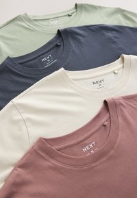 Vier T-shirts gerangschikt in lichtgroen, marineblauw, crème en roze-bruin. Gemaakt van glad katoen met ronde hals.