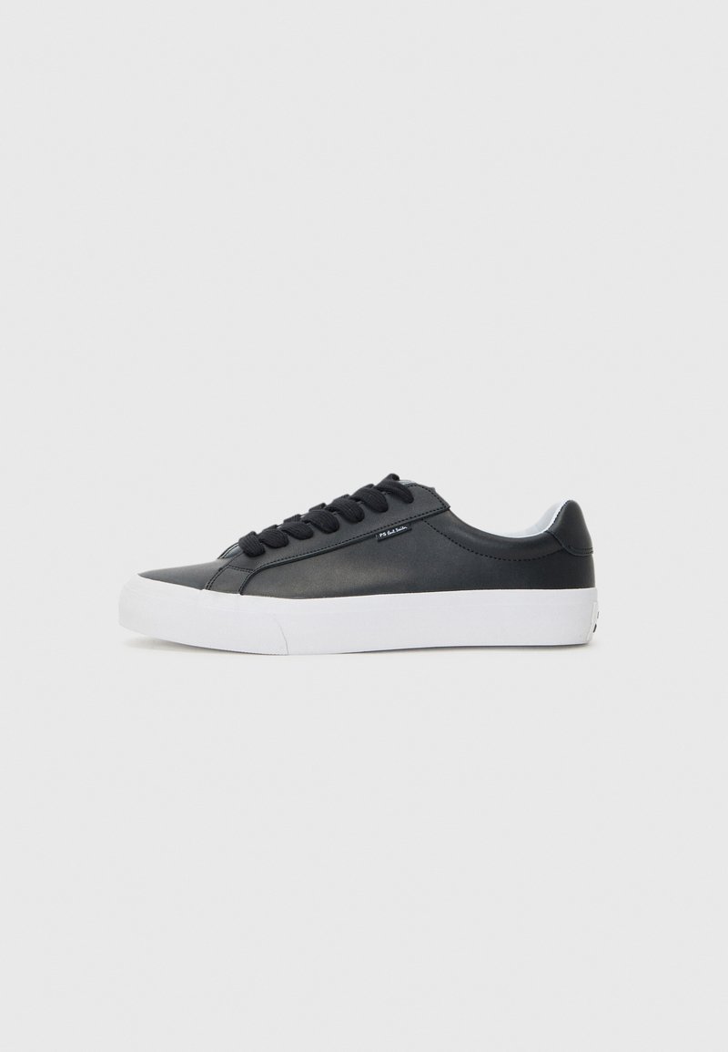 Must musta tennis shoe valge kummist tallaga, ümar varvas ja mustad paelad, millel on sile tekstuur ja minimalistlik disain.