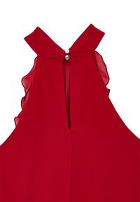 Rotes Trägeroberteil mit weichen Rüschendetails, einem Schlüssellochöffnungsdesign am Rücken und einem metallischen Knopfdetail am Hals.