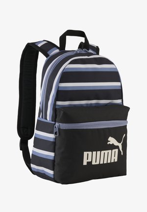 Mochila de tela a rayas azul y negra con un bolsillo frontal con cremallera y un logo blanco de Puma. Cuenta con correas acolchadas para los hombros y un asa superior.