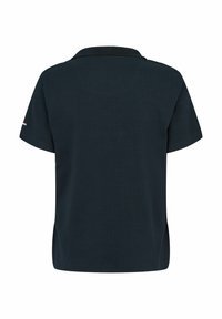 Mørk marineblå kortermet poloshirt med ribbet tekstur, krage og en liten rød, hvit og blå flaggdetalj på venstre erme.