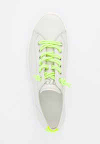 Weißes Leder-Sneaker mit lebhaften neon-grünen Schnürsenkeln und Akzenten, abgerundeter Zehenpartie und strukturiertem Fußbett mit Logodetail.