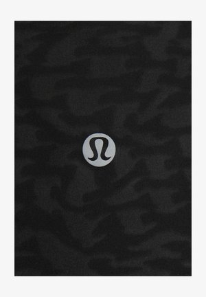 Czarny materiał z teksturowanym wzorem kamuflażu; na środku tkaniny znajduje się okrągłe srebrne logo.