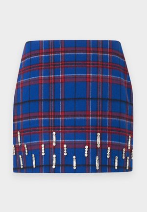 Blauwe geruite rok met rode en zwarte lijnen, versierd met heldere kristallen en verticale zilveren accenten langs de zoom.