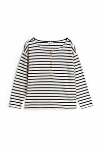 Maglia a maniche lunghe a righe in crema e blu navy, con un ampio scollo e sette bottoni decorativi dorati lungo la patta frontale.