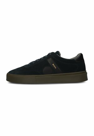 Zapatilla baja de ante negro con cordones a juego, suela de goma negra y logo dorado "Blicksin" en el lateral.