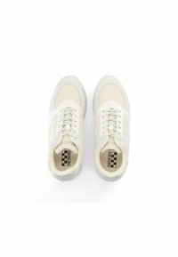 Sneakers bianchi in rete con accenti grigio chiaro, punta rotonda e design con lacci. Presentano un'etichetta a scacchi all'interno e suola testurizzata.