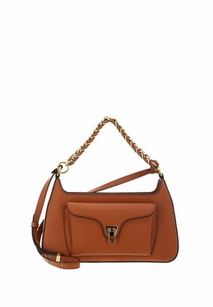 Sac à main en cuir marron avec poignée en chaîne dorée, poche avant avec fermoir doré et bandoulière ajustable.