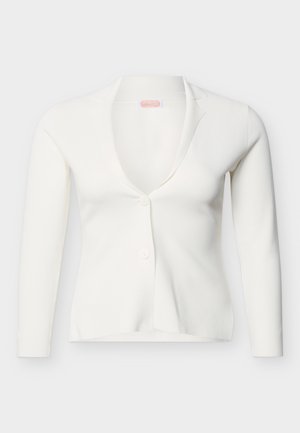 Cardigan alb cu mâneci lungi pentru femei, cu decolteu adânc în V, doi nasturi și croială slim, mulată, pe un fundal simplu.