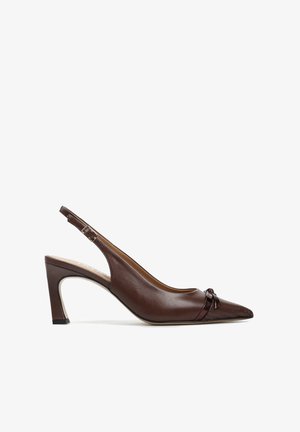 Brązowy szpilka z odkrytą piętą, skórzana, z zaostrzonym noskiem, średniej wysokości słupkowym obcasem i małą ozdobną kokardką przy nosku.