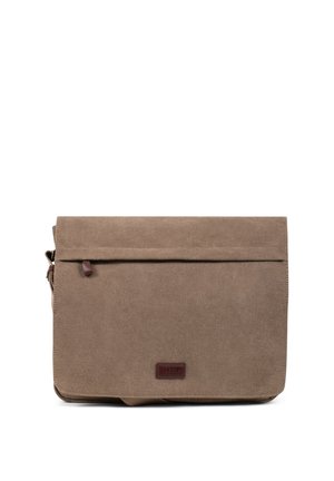Sac messager en toile marron avec fermeture à rabat et petite étiquette logo en cuir centrée à l'avant sur fond blanc.