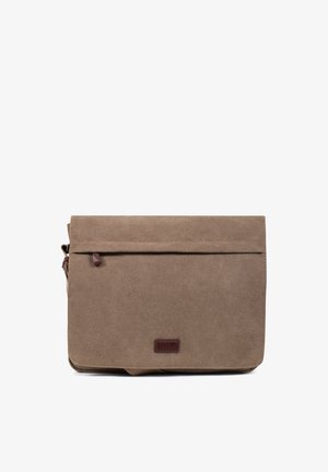 Sac messager en toile marron avec fermeture à rabat et petite étiquette logo en cuir centrée à l'avant sur fond blanc.