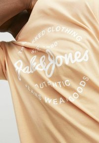 Jack & Jones RUNDHALS - T-shirt con stampa - apricot ice