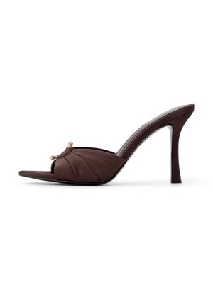 Ciemnobrązowe mule na wysokim obcasie z marszczoną cholewką i małą złotą ozdobą na białym tle.