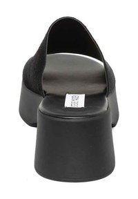 Sandalias de plataforma negras con plantilla de cuero sintético suave y parte superior de ante. Diseño trasero abierto y tacón ancho, robusto y de bloque.