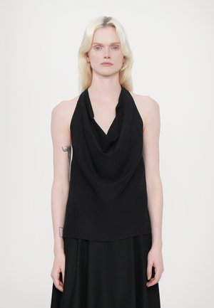 Černý halter top s splývavým výstřihem a jemnou texturou. Design je jednoduchý, s volným střihem a bez viditelného kování nebo ozdob.