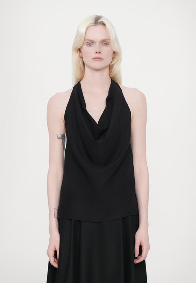 Haut halter noir avec un col drapé et une texture douce. Le design est simple, avec une coupe décontractée et sans matériel visible ni embellissements.