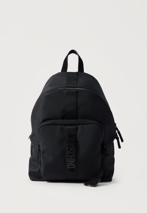 Mochila de nailon negra Moschino con bolsillo delantero con cremallera y asa superior sobre fondo blanco.