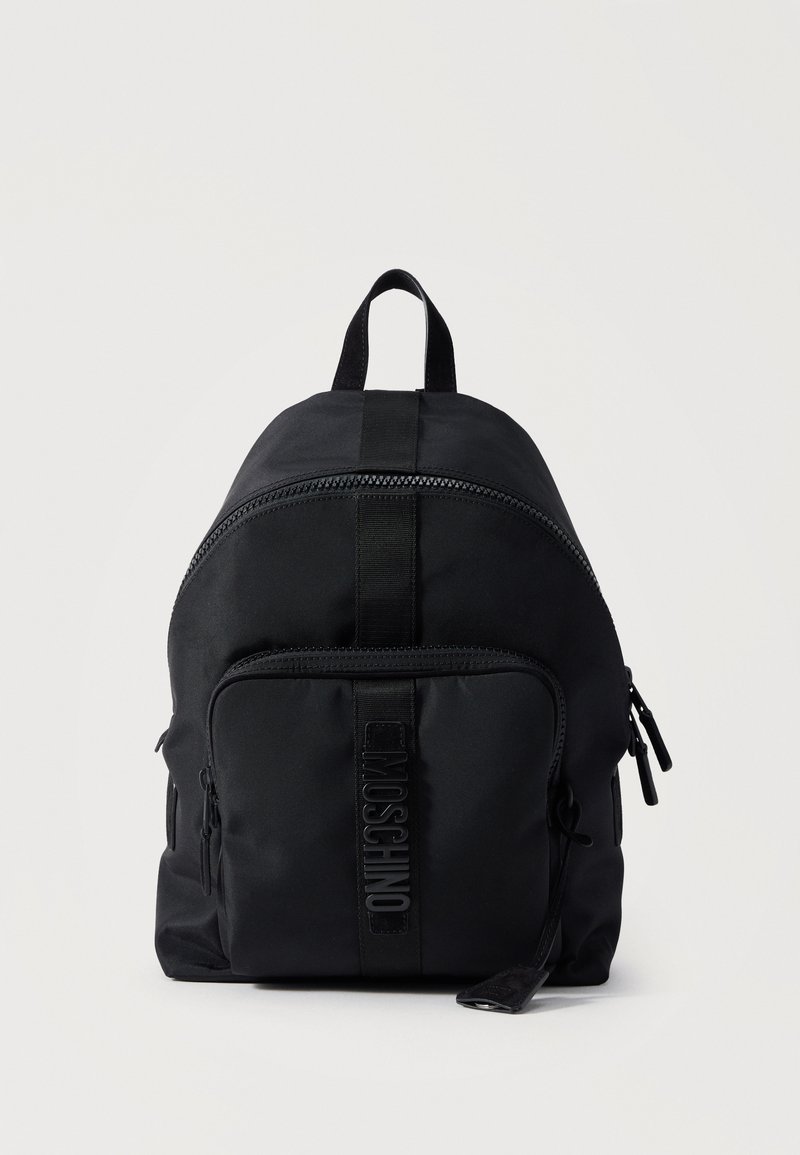 Μαύρο νάιλον σακίδιο πλάτης Moschino με μπροστινό τσέπη με φερμουάρ και πάνω λαβή σε λευκό φόντο.
