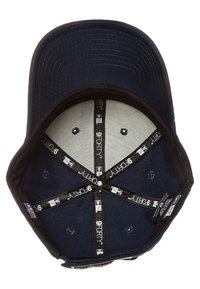 Gorra de béisbol ajustable en color marino con visera curva. El interior cuenta con un forro gris y etiquetas de marca en negro. Presenta seis ojales de ventilación.