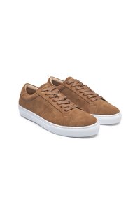 Brune semskede sneakers med hvite gummisåler, rund tå og flate snøringer. Glatt tekstur med sidesøm og minimale designakenter.