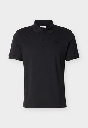 Polo negro de manga corta con dos botones, cuello y puños acanalados, y pequeño logo bordado en el pecho izquierdo.