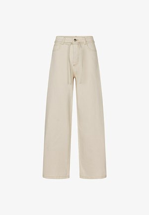 Pantalon beige taille haute à jambes larges avec bouton à l'avant, fermeture éclair, passants pour ceinture, et ceinture assortie en tissu à nouer.