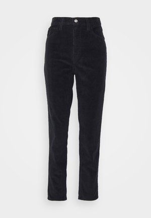 Czarne, sztruksowe spodnie z wysokim stanem, z przodem na guzik, szlufkami na pasek i bocznymi kieszeniami, prezentowane na jednolitym tle.
