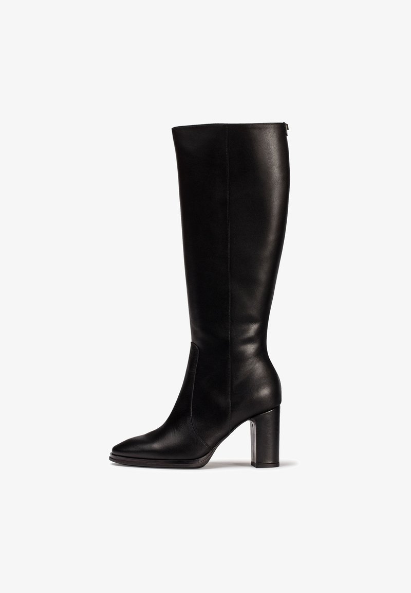 Botas de cuero negras hasta la rodilla con un diseño ajustado, puntera cuadrada y un tacón grueso. Textura suave con un detalle mínimo y un zipper lateral.