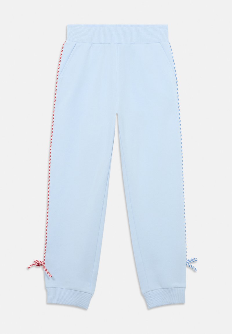 Ανοιχτό μπλε φόρμα παντελόνι με ριμπ ζώνη μέσης, διακοσμημένο με κόκκινες και λευκές στριφτές κορδόνια στους αστραγάλους και πλαϊνές ρίγες σε κόκκινο και μπλε.