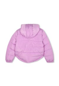 Lichte paarse pufferjack met een capuchon, gerimpelde manchetten en een iets afgeronde zoom. Stiksels op de rug voor structuur.