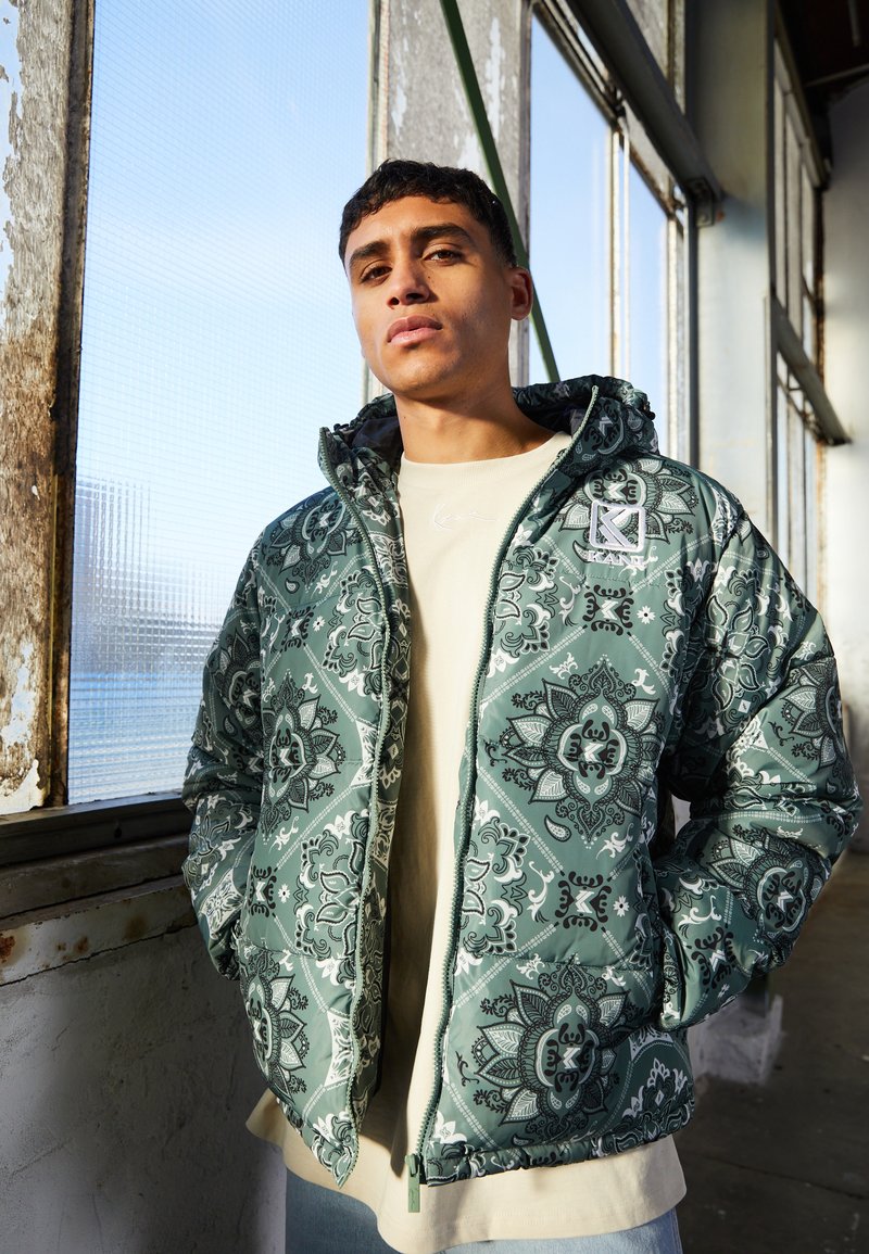 Karl Kani - PAISLEY PUFFER - Téli dzseki - dusty green, Nagyítás