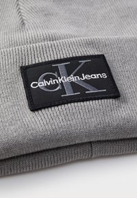 Calvin Klein Jeans MONO LOGO PATCH BEANIE UNISEX - Mütze - grey heather