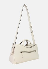 Borsa a tracolla in pelle bianca con una forma strutturata, dotata di una tasca frontale con cerniera, parte superiore curva e tracolla regolabile. Accenti neri evidenziano il design.