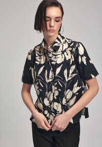 adL SLITTED  - Camicia - printed black