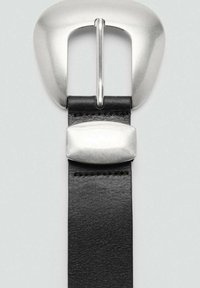 Cinturón de cuero negro con una gran hebilla de metal plateado suave, con una punta rectangular y un acento plateado pulido debajo de la hebilla.