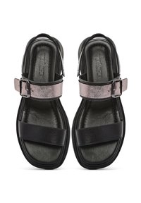 Sandali in pelle nera con dettagli metallici argentati, cinturino alla caviglia regolabile e due ampiezze di strap frontali. Sottopiedi texturizzati per il massimo comfort.