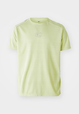 Tricou Nike de culoare verde deschis, cu mâneci scurte, guler rotund, textură cu dungi verticale, cu un mic logo cu "AIR" în centru.