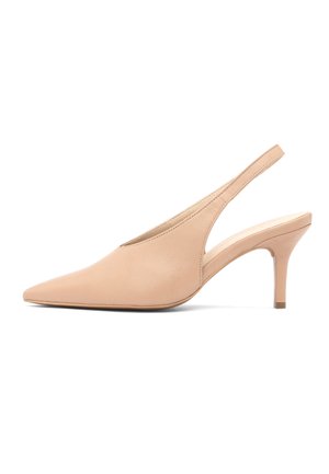 Beżowe czółenka typu slingback ze skóry z ostrym noskiem i średniej wysokości szpilką, pokazane z profilu na białym tle.