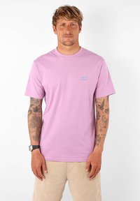 T-shirt en coton lilas clair avec un petit logo "OXBOW" bleu, col rond, manches courtes et coupe décontractée.