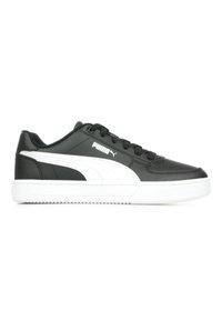 Baskets de sport noir et blanc avec un dessus en cuir lisse, bout rond et fermeture à lacets ; possède une rayure latérale distinctive et un logo.