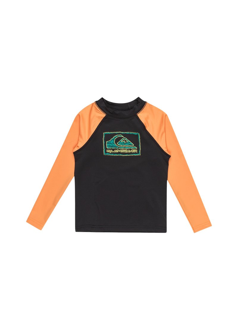Rash guard de manga larga, cuerpo negro con mangas naranjas, que presenta un logo de ola bordado en turquesa y amarillo en la parte delantera.