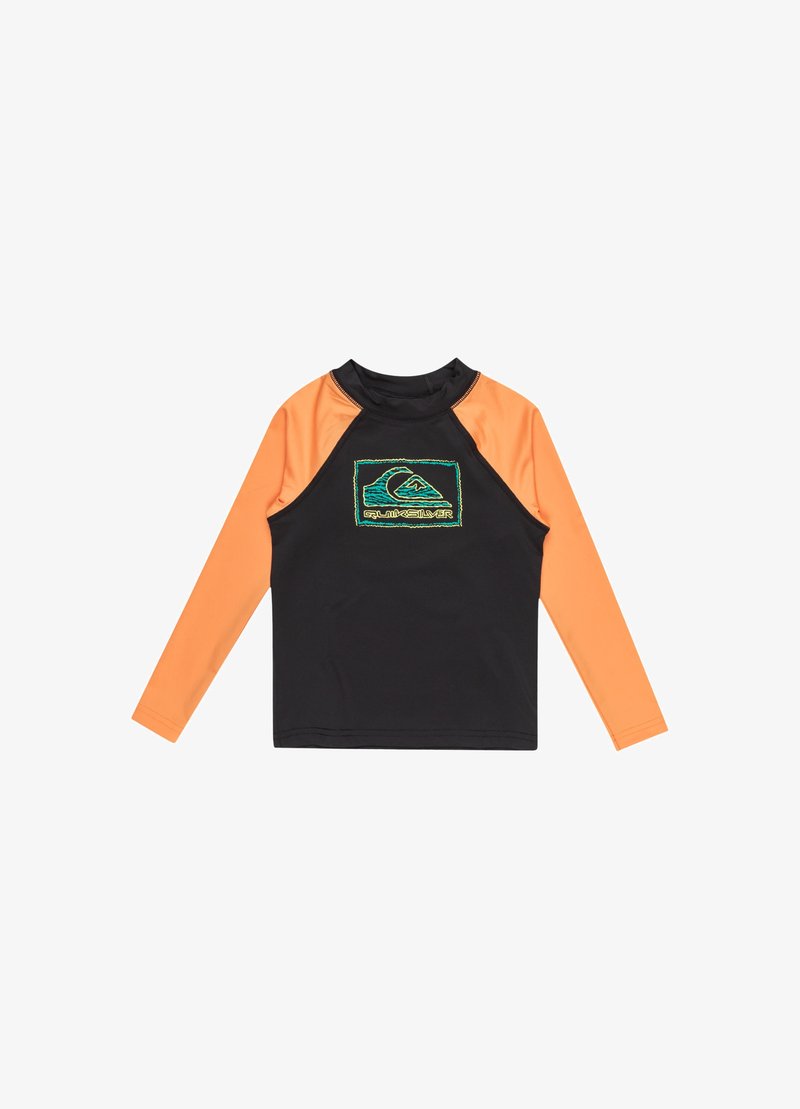 Långärmad rash guard, svart kropp med orange ärmar, med en turkos och gul broderad våglogotyp på framsidan.