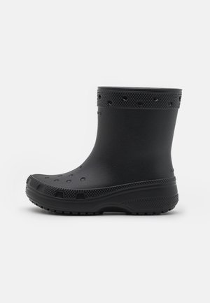 Botte en caoutchouc noire mi-mollet avec semelle texturée et partie supérieure perforée pour la ventilation, présentée sur fond blanc uni.
